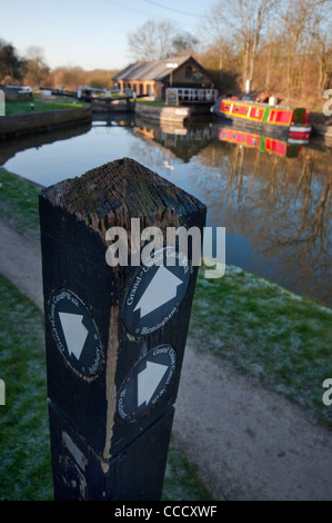 Alzaia post sul Grand Union Canal che mostra le indicazioni per Londra, Birmingham e Wendover Foto Stock