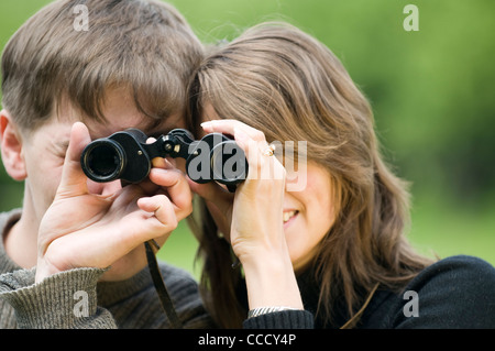 Felice coppia giovane avendo divertimento con il binocolo. Foto Stock