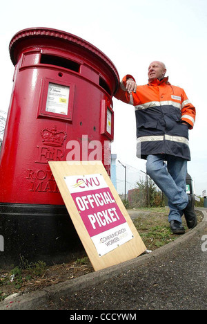 Che colpisce i lavoratori postali sulla linea di picchetto fuori il Croydon automatizzato di smistamento in ufficio. Foto di James Boardman. Foto Stock