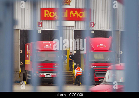 Ai lavoratori del settore postale a Croydon automatizzato di smistamento Office visto durante le azioni industriali foto da James Boardman. Foto Stock