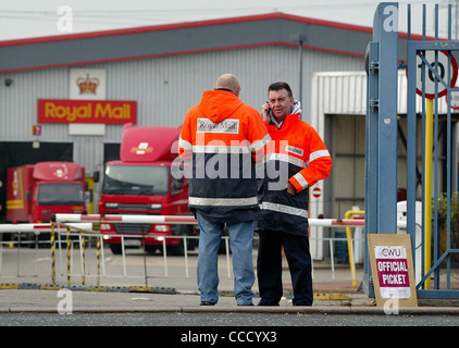 Che colpisce i lavoratori postali sulla linea di picchetto fuori il Croydon automatizzato di smistamento in ufficio. Foto di James Boardman. Foto Stock