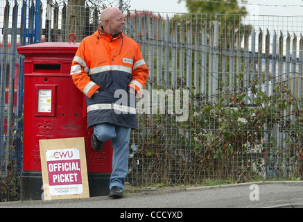 Che colpisce i lavoratori postali sulla linea di picchetto fuori il Croydon automatizzato di smistamento in ufficio. Foto di James Boardman. Foto Stock