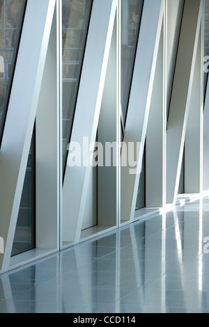 ARMANI FLAGSHIP STORE, Manchester, SHEPPARD ROBSON, 2008. INTERIOR Vista ravvicinata della finestra angolare pannelli Foto Stock