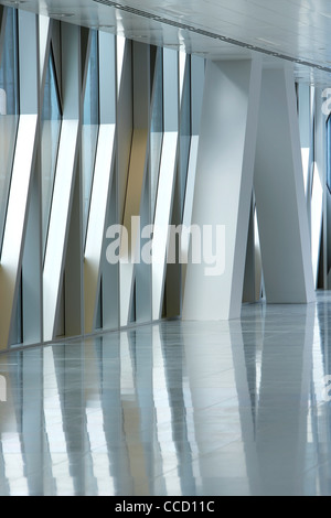 ARMANI FLAGSHIP STORE MANCHESTER SHEPPARD ROBSON 2008 INTERIOR Vista ravvicinata della finestra angolare pannelli riflessa nella Foto Stock