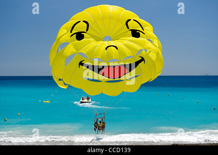 Smiley-di fronte parasail in Baie des Anges (Baia degli Angeli) di Nizza sulla costa mediterranea nel sud della Francia. Foto Stock