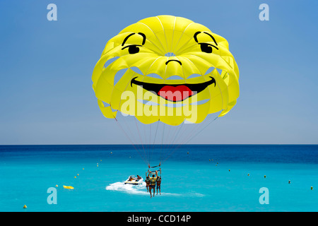 Smiley-di fronte parasail in Baie des Anges (Baia degli Angeli) di Nizza sulla costa mediterranea nel sud della Francia. Foto Stock