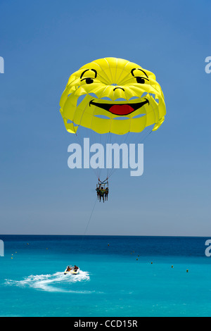 Smiley-di fronte parasail in Baie des Anges (Baia degli Angeli) di Nizza sulla costa mediterranea nel sud della Francia. Foto Stock