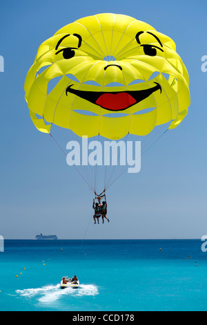 Smiley-di fronte parasail in Baie des Anges (Baia degli Angeli) di Nizza sulla costa mediterranea nel sud della Francia. Foto Stock