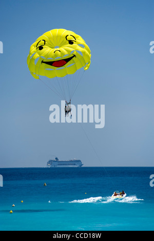 Smiley-di fronte parasail in Baie des Anges (Baia degli Angeli) di Nizza sulla costa mediterranea nel sud della Francia. Foto Stock