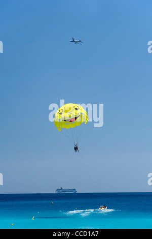 Smiley-di fronte parasail in Baie des Anges (Baia degli Angeli) di Nizza sulla costa mediterranea nel sud della Francia. Foto Stock