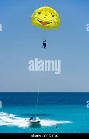 Smiley-di fronte parasail in Baie des Anges (Baia degli Angeli) di Nizza sulla costa mediterranea nel sud della Francia. Foto Stock