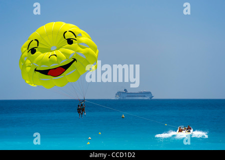 Smiley-di fronte parasail in Baie des Anges (Baia degli Angeli) di Nizza sulla costa mediterranea nel sud della Francia. Foto Stock