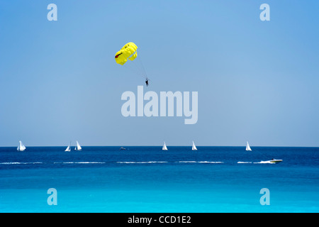 Smiley-di fronte parasail in Baie des Anges (Baia degli Angeli) di Nizza sulla costa mediterranea nel sud della Francia. Foto Stock