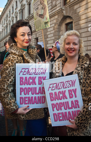 Due donne negli anni cinquanta a vestire per protestare contro il governo taglia spingendo womens diritti fino agli anni cinquanta. /Femminista femminismo poster. Foto Stock