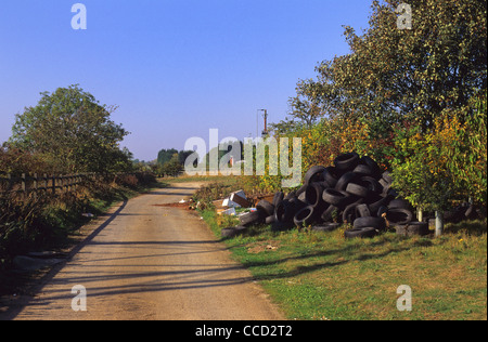 Vecchia auto pneumatici a sinistra al ciglio della strada REGNO UNITO Foto Stock