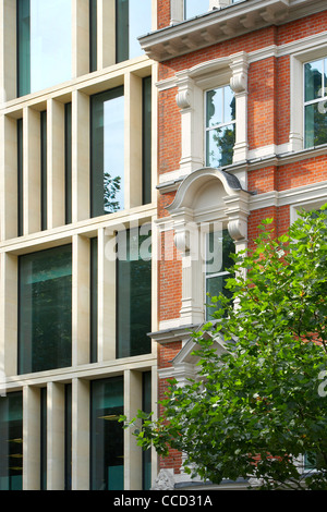 Uno Southampton Row, SHEPPARD ROBSON, London, 2010, dettaglio del nuovo edificio a fianco di facciata esistenti Foto Stock