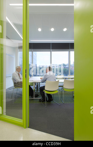 La penisola, ID:SR/SHEPPARD ROBSON, Manchester, 2010, vista attraverso la porta verde IN SALA RIUNIONI Foto Stock