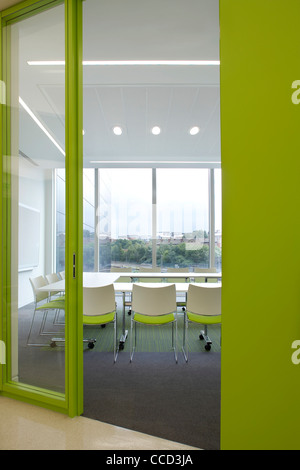 La penisola, ID:SR/SHEPPARD ROBSON, Manchester, 2010, vista attraverso la porta verde IN SALA RIUNIONI Foto Stock