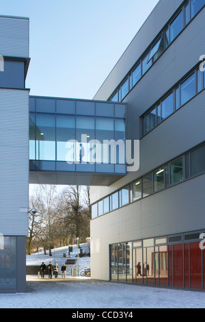 SUFFOLK NUOVO COLLEGIO SHEPPARD ROBSON IPSWICH SUFFOLK REGNO UNITO 2009 esterno shot che mostra il passaggio in vetro adiacente I DUE EDIFICI Foto Stock