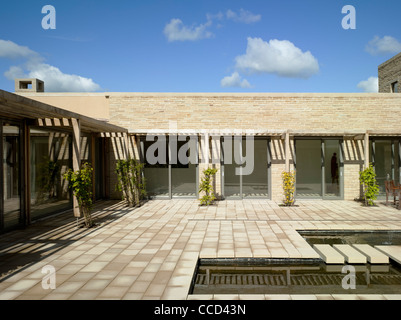 Abbazia di stanbrook da Feilden Clegg Bradley studios, cortile con funzione di acqua Foto Stock