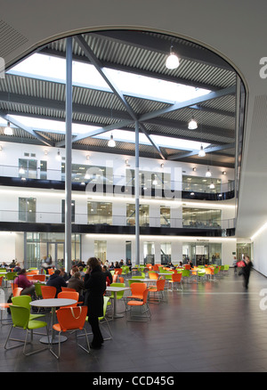 SUFFOLK NUOVO COLLEGIO SHEPPERD ROBSON IPSWICH SUFFOLK REGNO UNITO 2009 INTERIOR SHOT che mostra gli alunni di mangiare in un enorme spazioso open plan Foto Stock