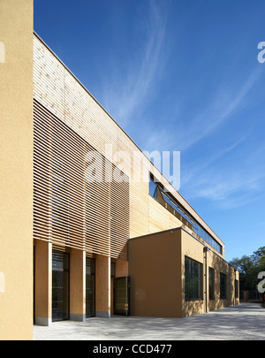 WAINGELS COLLEGE, SHEPPARD ROBSON, Woodley, 2010, vista in alzato che mostra assicelle di legno Foto Stock