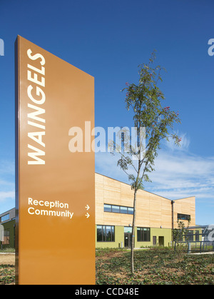 WAINGELS COLLEGE, SHEPPARD ROBSON, Woodley, 2010, segnaletica con la scuola al di là di Foto Stock