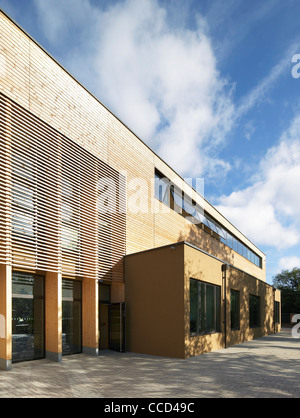 WAINGELS COLLEGE, SHEPPARD ROBSON, Woodley, 2010, vista in alzato che mostra assicelle di legno Foto Stock