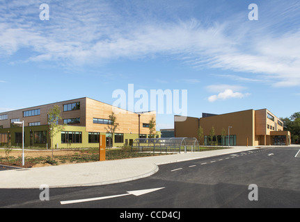 WAINGELS COLLEGE, SHEPPARD ROBSON, Woodley, 2010, Panoramica di esterno da strada Foto Stock