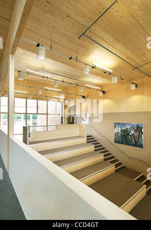 WAINGELS COLLEGE, SHEPPARD ROBSON, Woodley, 2010, corridoio con grande scala Foto Stock