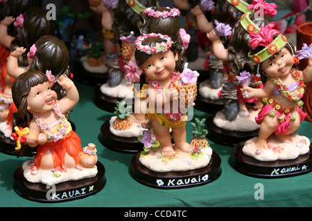 Bambole Hula Toy per le vendite. Aloha Tower Market Place, Honolulu, Pacific Island Culture. Hawaii, Stati Uniti Foto Stock