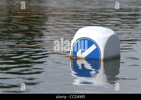 Inondazioni oscurando il cartello stradale bollard dopo forti piogge REGNO UNITO Foto Stock