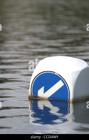 Inondazioni oscurando il cartello stradale bollard dopo forti piogge REGNO UNITO Foto Stock