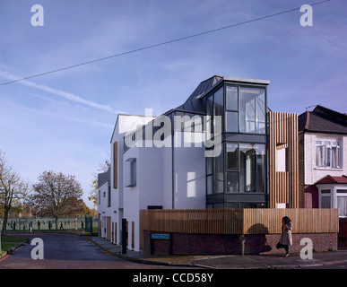 Appartamenti Residenziali e possibilità DE SILVA Architects di Londra 2010 angolo esterno di elevazione con PASSERBY Foto Stock