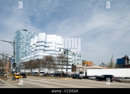 Iac edificio dal sw su w 18th street, con Jean Nouvel residenziale tower, 100 11th Avenue e Empire State in background Foto Stock