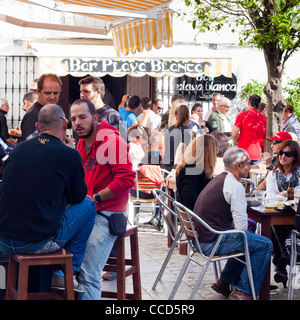 La popolazione locale in spagnolo ristorante di tapas a Tarifa, Costa de la Luz, Cadice, Andalusia, Spagna. Foto Stock