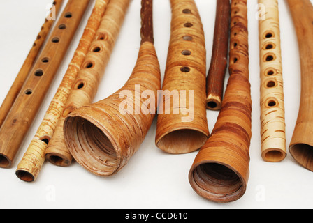 Antichi strumenti a fiato strumenti folk su un bianco Foto Stock