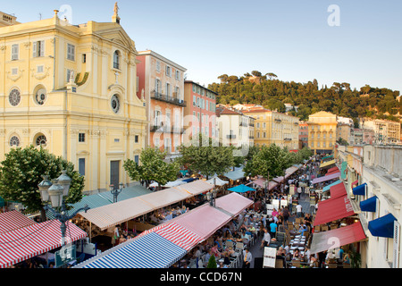 Vista del tramonto di Cours Saleya, una cornucopia di caffè all'aperto e un nuovo mercato a Nizza in Francia la costa mediterranea Foto Stock