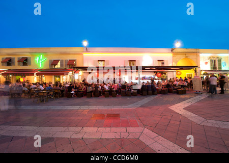 Bar e caffè a Cours Saleya a Nizza sulla costa mediterranea nel sud della Francia. Foto Stock