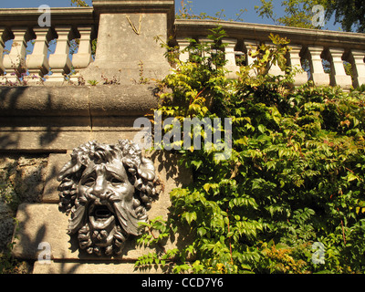 Jardin des serres d'Auteuil,Parigi,Francia,Bois de Boulogne,giardino serre di Auteuil,maschera,mascheroni da Auguste Rodin scultore Foto Stock