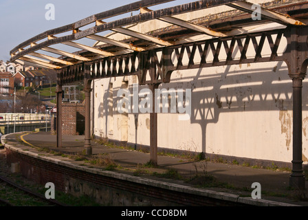 Eseguire in disuso verso il basso chiuso le linee ferroviarie via stazioni tracce Folkestone Harbour stazione ferroviaria piattaforma Kent REGNO UNITO Foto Stock