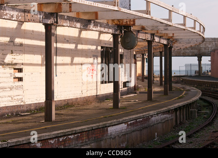 Eseguire in disuso verso il basso chiuso le linee ferroviarie via stazioni tracce Folkestone Harbour stazione ferroviaria piattaforma Kent REGNO UNITO Foto Stock