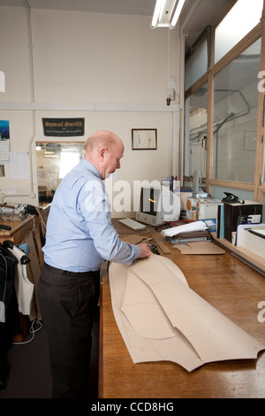 Sartoria su misura a Kilgour su Savile Row, Londra, Regno Unito. Foto: Jeff Gilbert Foto Stock