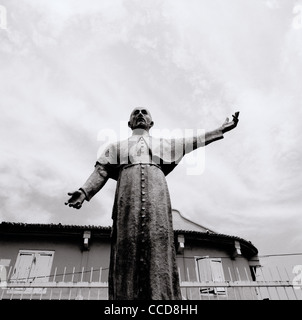 Statua di San Francesco Saverio al di fuori della chiesa di San Francesco Saverio in Malacca Malacca in Malesia in Estremo Oriente Asia sud-orientale. La scultura Travel Foto Stock