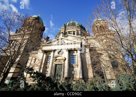 Berlino, Germania. L'imponente Berliner Dom (cattedrale di Berlino) su Spreeinsel, come si vede dal Karl-Liebknecht Strasse. 2012. Foto Stock