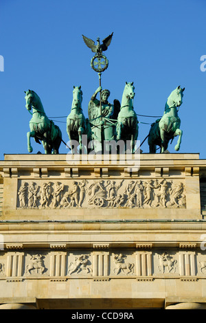 Berlino, Germania. La dea della vittoria e la quadriga sulla sommità della porta di Brandeburgo (Brandenburger Tor). 2012. Foto Stock