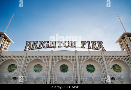 Il Brighton Pier segno sopra l'ingresso al molo di Brighton palace, Sussex, England, Regno Unito Foto Stock