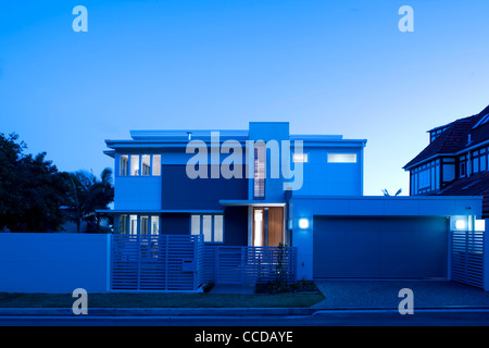 Biscoe Wilson architetti, Brisbane, Queensland, Australia, residenza privata, nella baia di Brisbane twilight vista dall'esterno Foto Stock