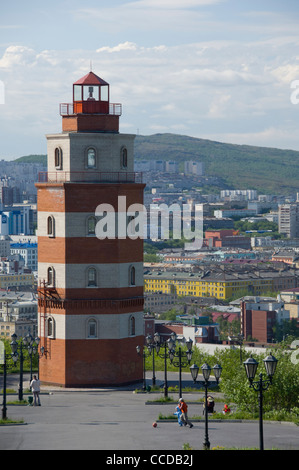 La Russia, a Murmansk. più grande città a nord del circolo polare artico. faro monumento dedicato ai marinai. panoramica della città. Foto Stock