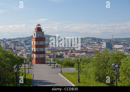 La Russia, a Murmansk. più grande città a nord del circolo polare artico. faro monumento dedicato ai marinai. panoramica della città. Foto Stock